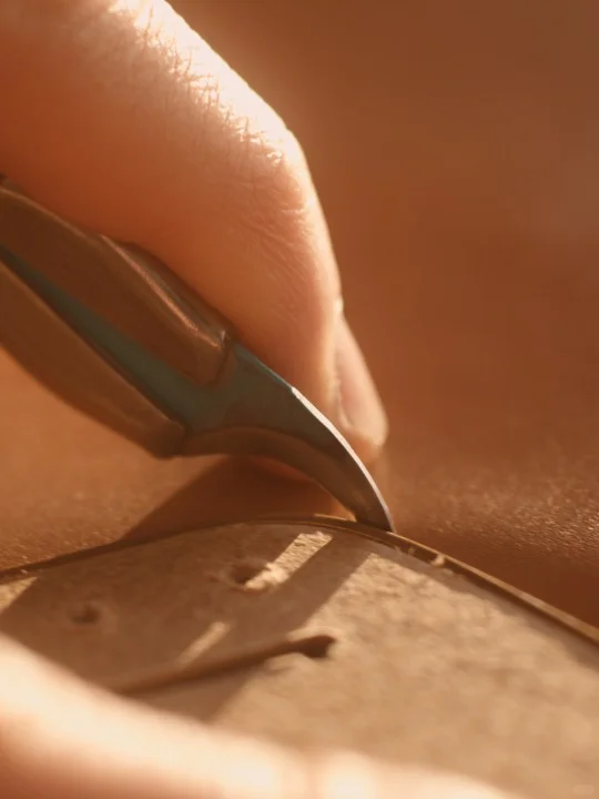 一双鞋的诞生之旅1️⃣Clicking裁断间