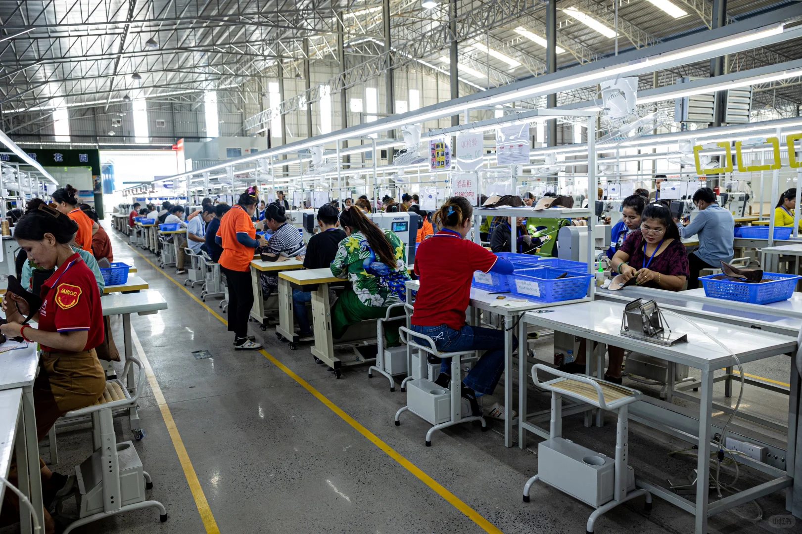 柬埔寨鞋厂针车车间实拍??