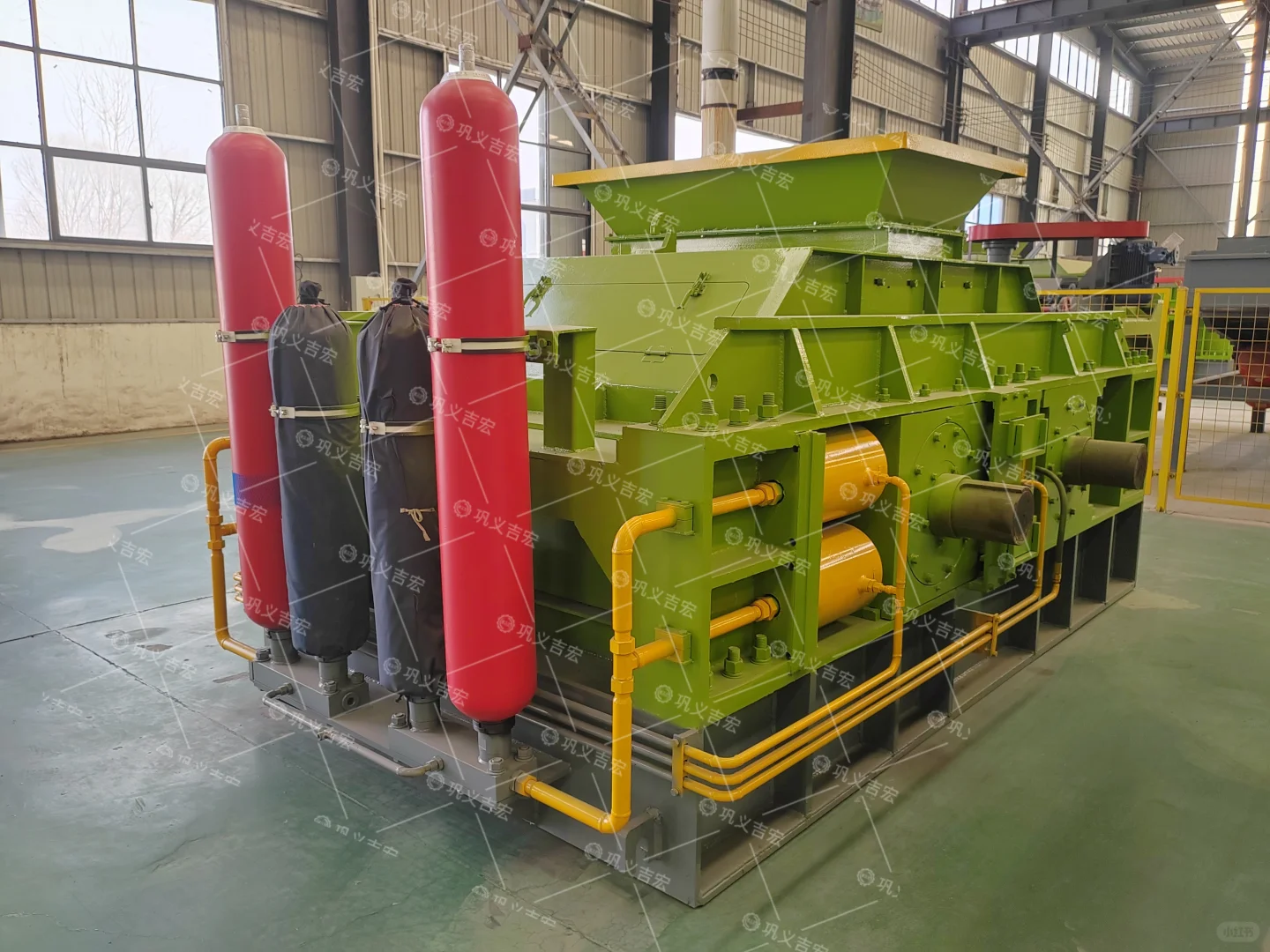 液压对辊制砂机：高效节能的绿色制砂新方案