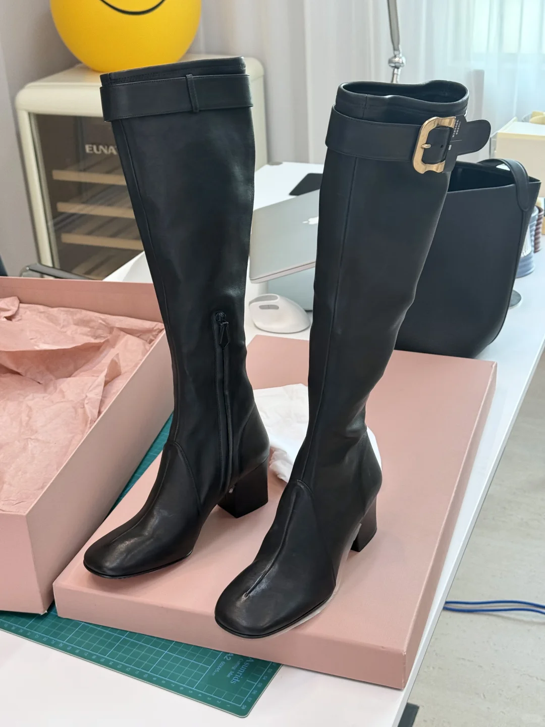 开箱准备上新的弹力靴?