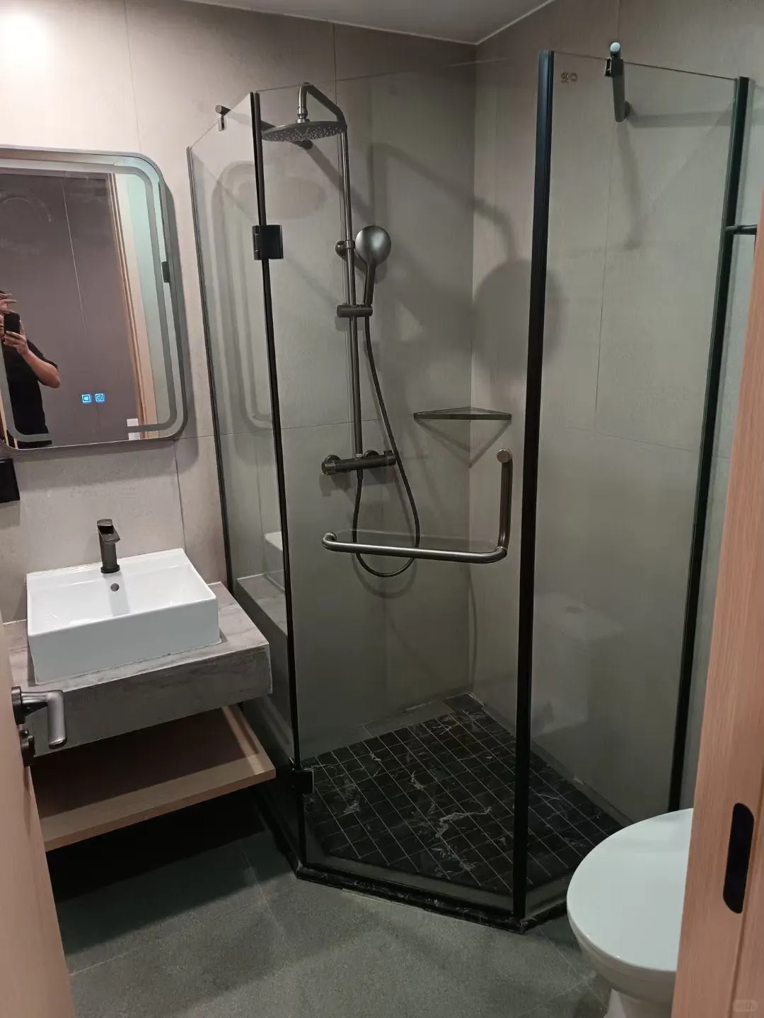 17岁来到了黄浦区小鹏基地,24一个小时