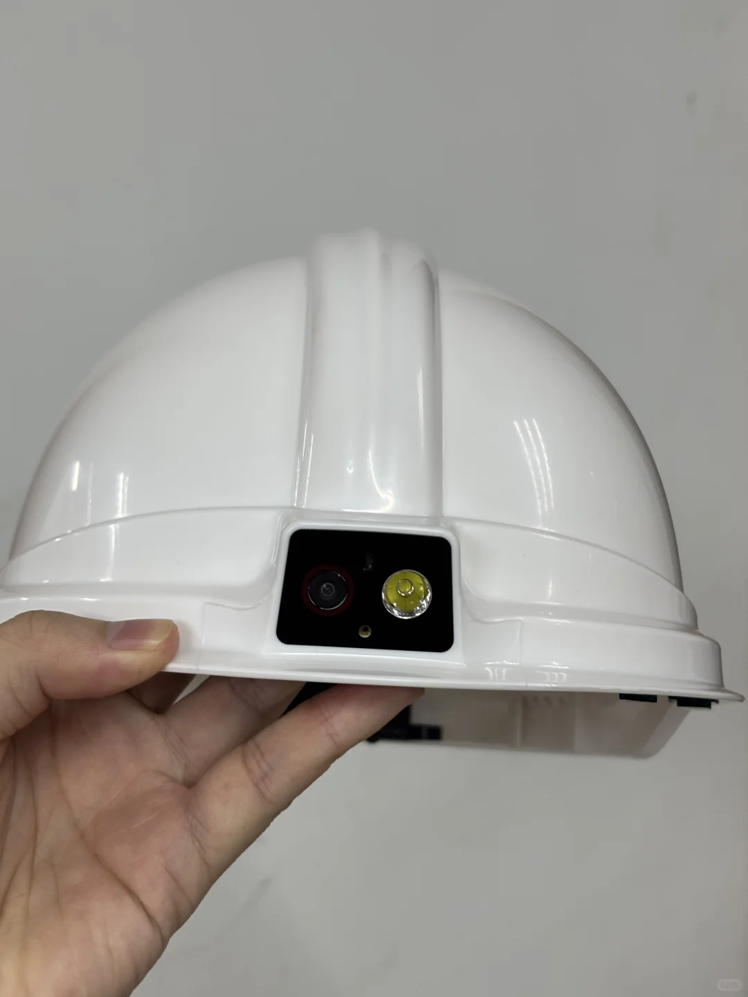 智能安全帽工厂组装装配。