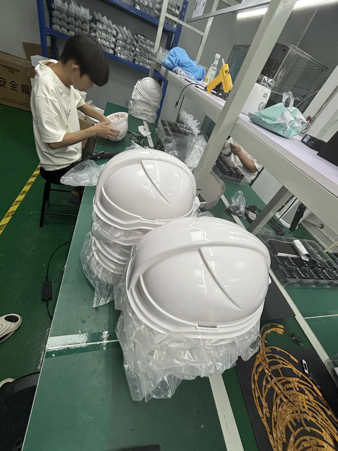 智能安全帽工厂组装装配。