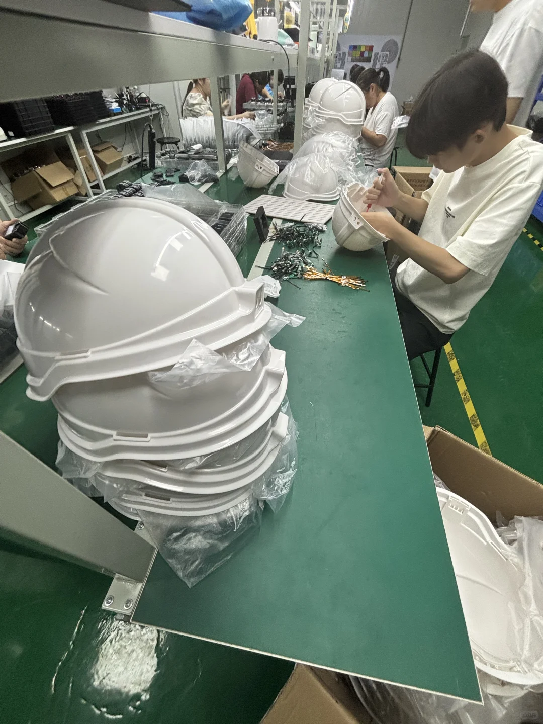 智能安全帽工厂组装装配。
