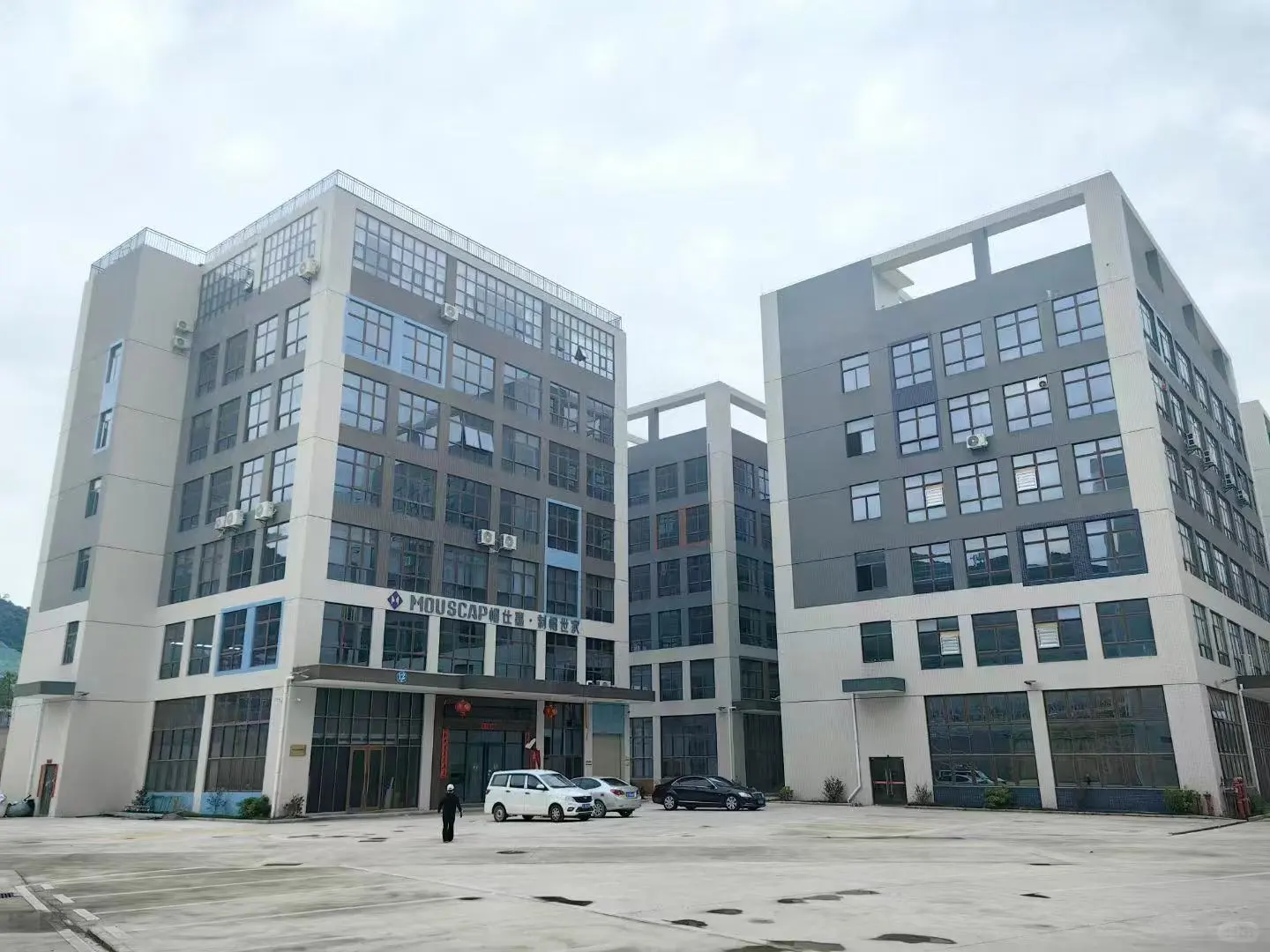 “东莞‘帽厂大佬’申请出战!12件起订超香