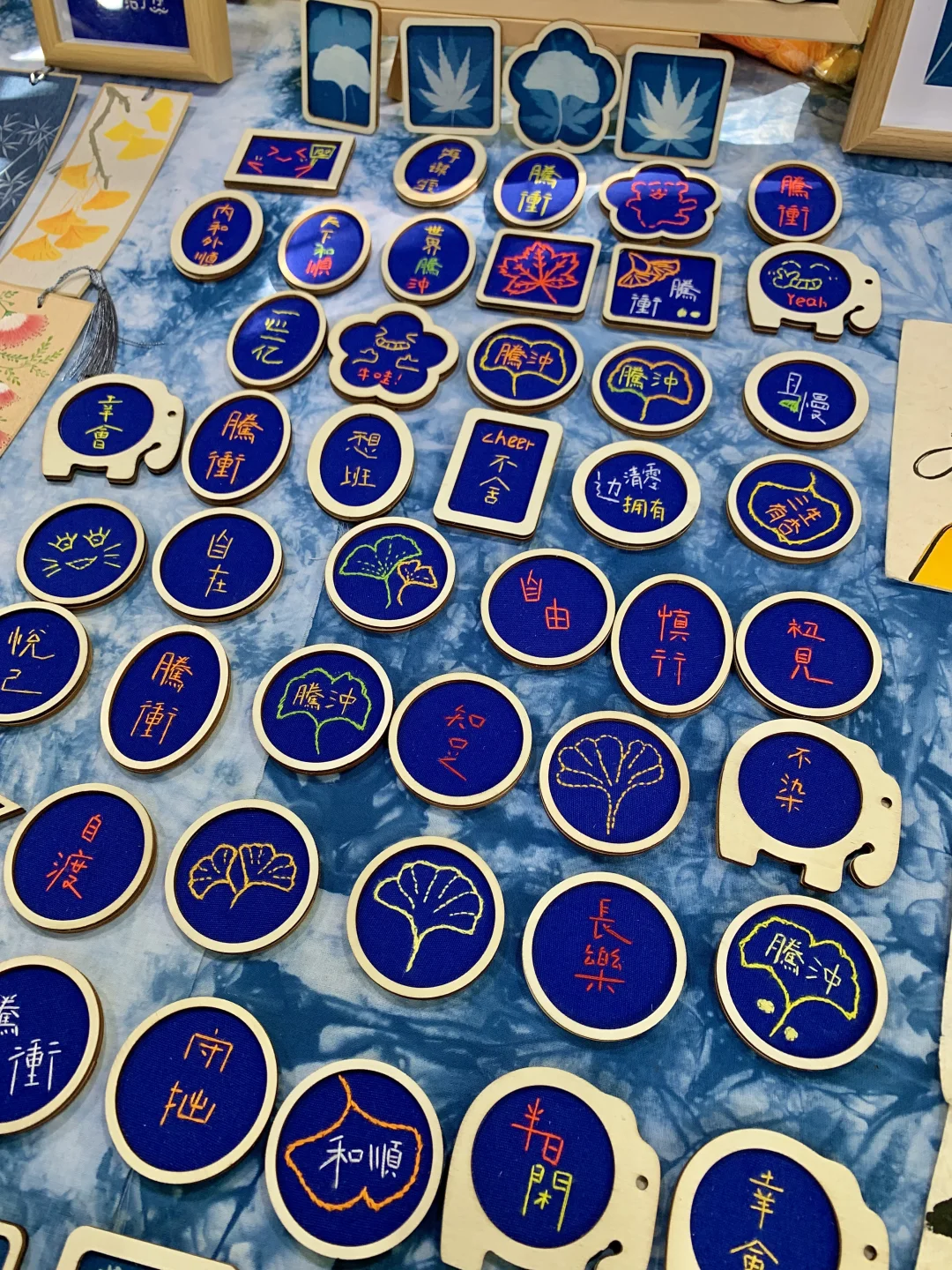 腾冲银杏村摆摊｜书法刺绣冰箱贴