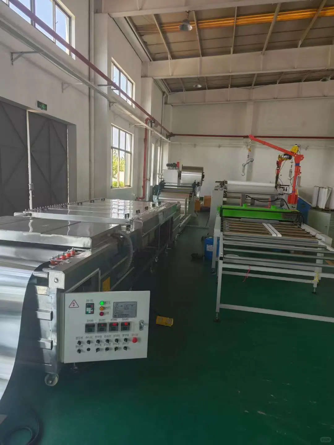 全铝蜂窝板生产中。。。