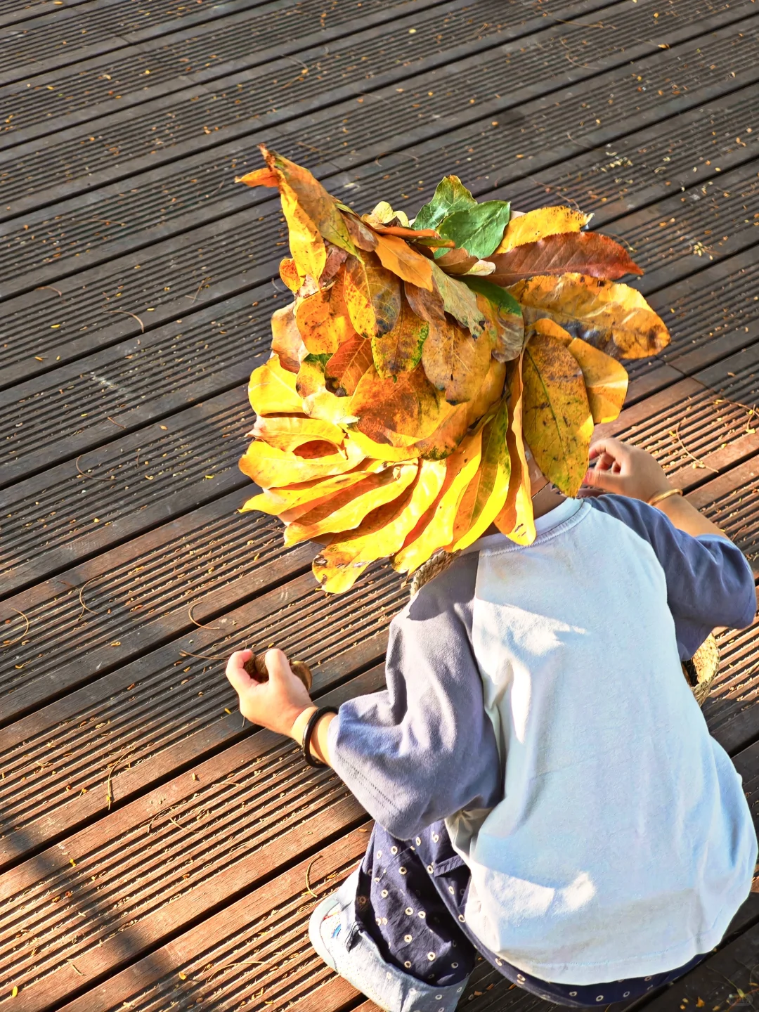 2岁创意手工｜用落叶做一顶属于秋天的手工帽