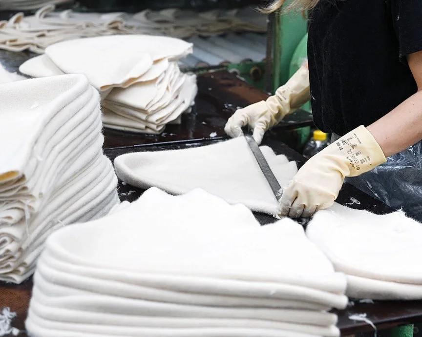 你可能不知道的帽子冷知识——羊毛毡的制作