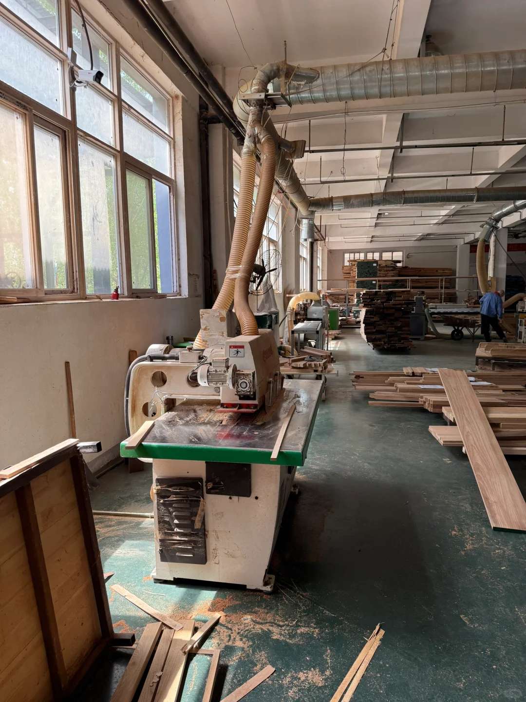 今天去了一家实木家具工厂～