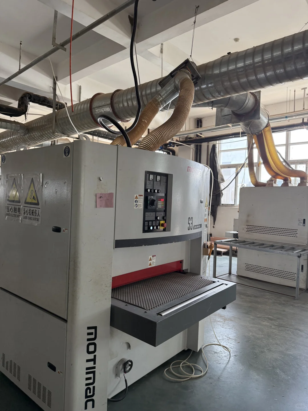 今天去了一家实木家具工厂～