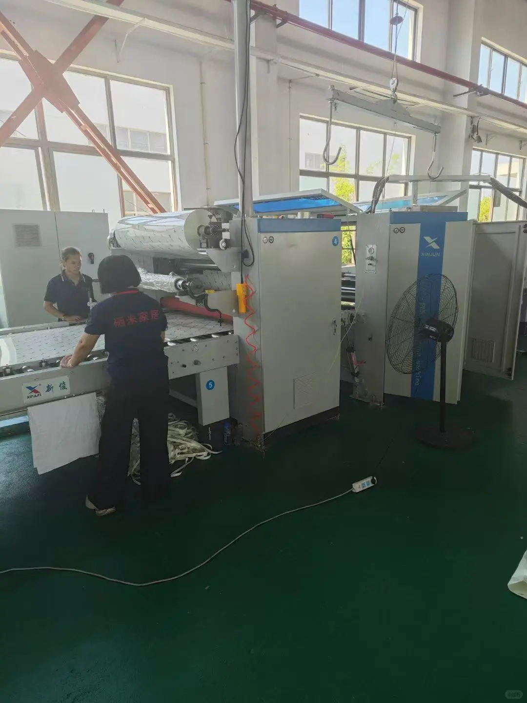 全铝蜂窝板生产中。。。