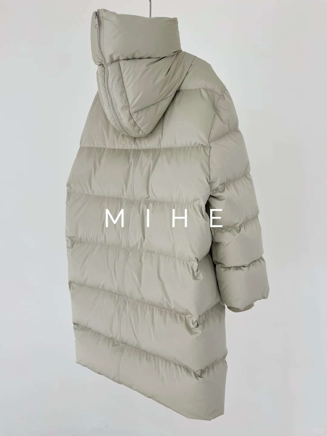 “清冷感拿捏住了，手工制作的绝美鹅绒服