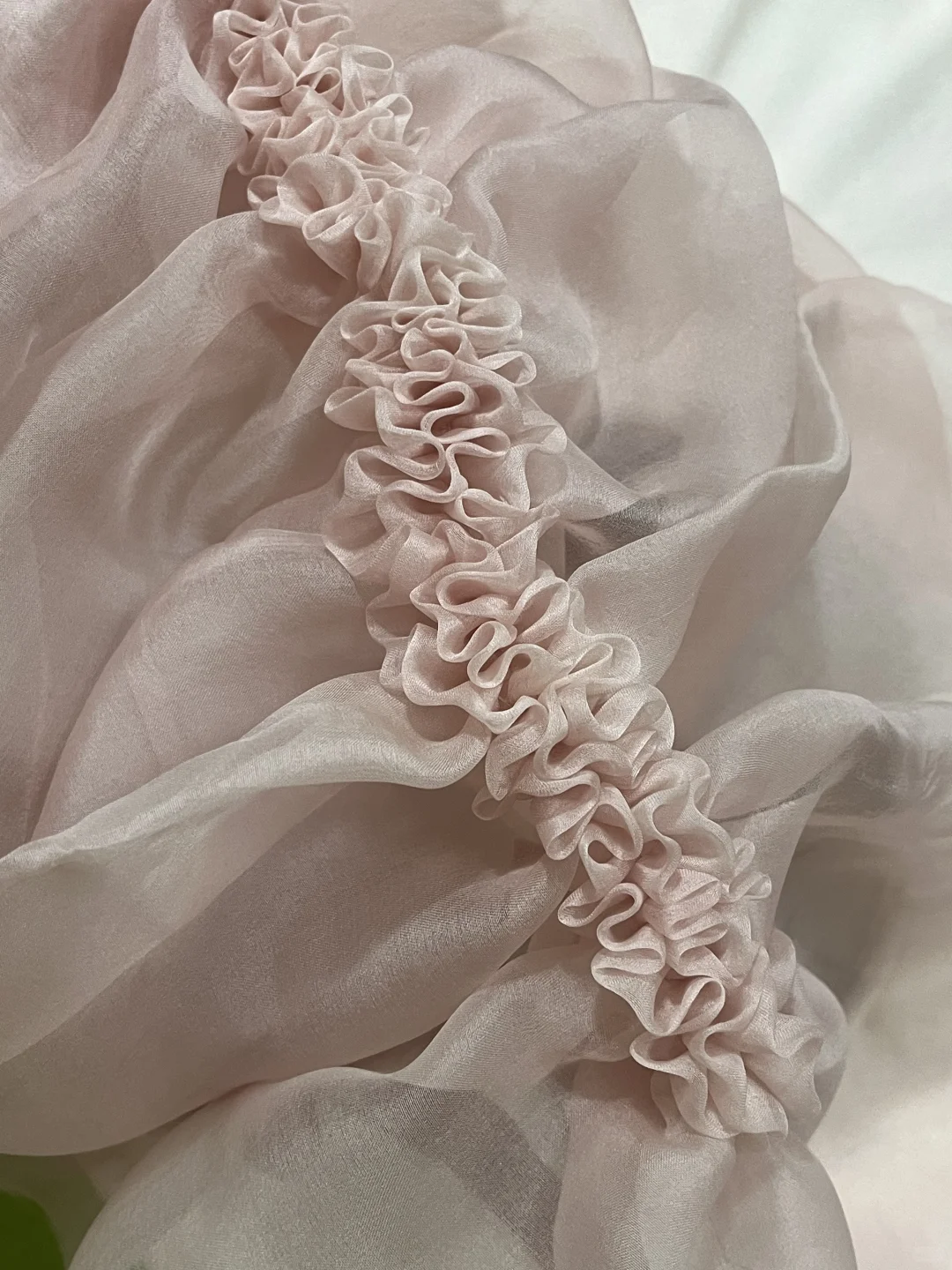 手工抽褶加捏褶吗？有点意思