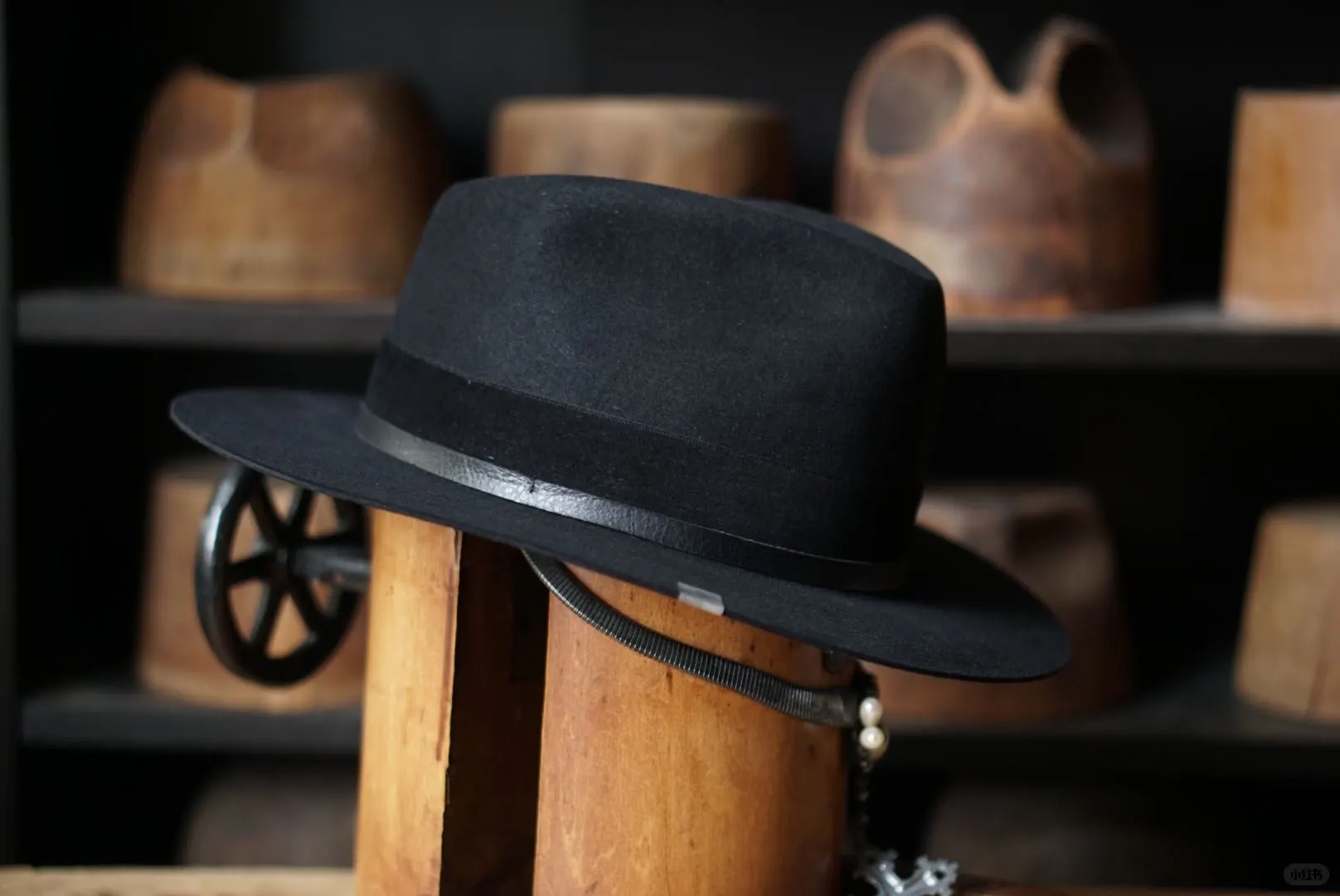 SillyStone黑色泪滴手工宽檐帽