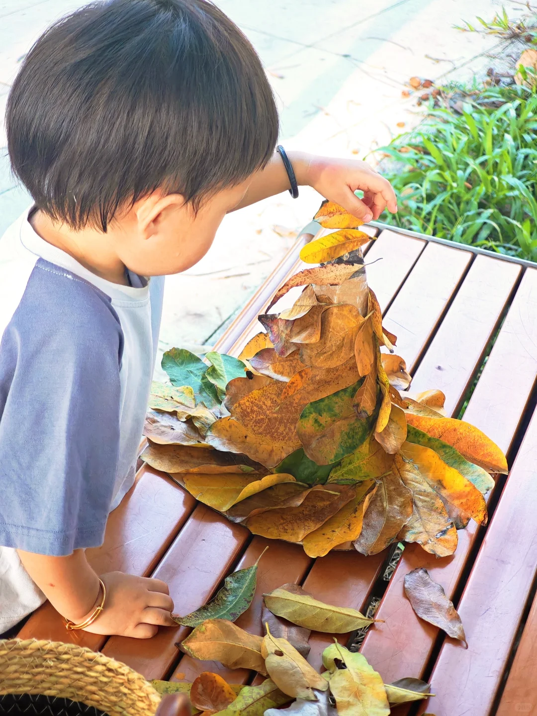 2岁创意手工｜用落叶做一顶属于秋天的手工帽