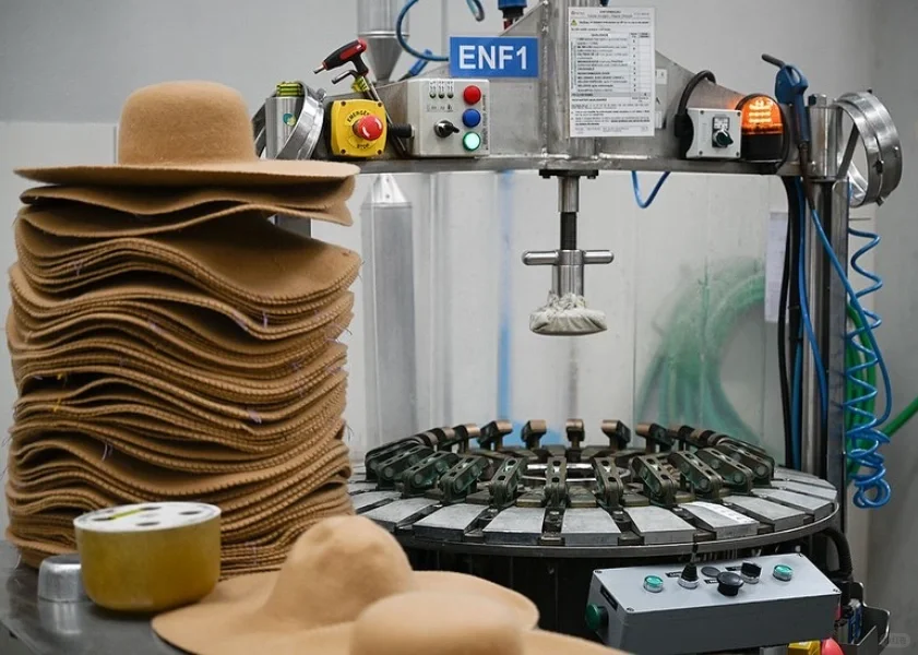 你可能不知道的帽子冷知识——羊毛毡的制作