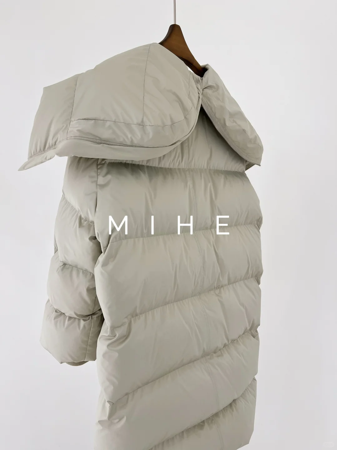 “清冷感拿捏住了，手工制作的绝美鹅绒服