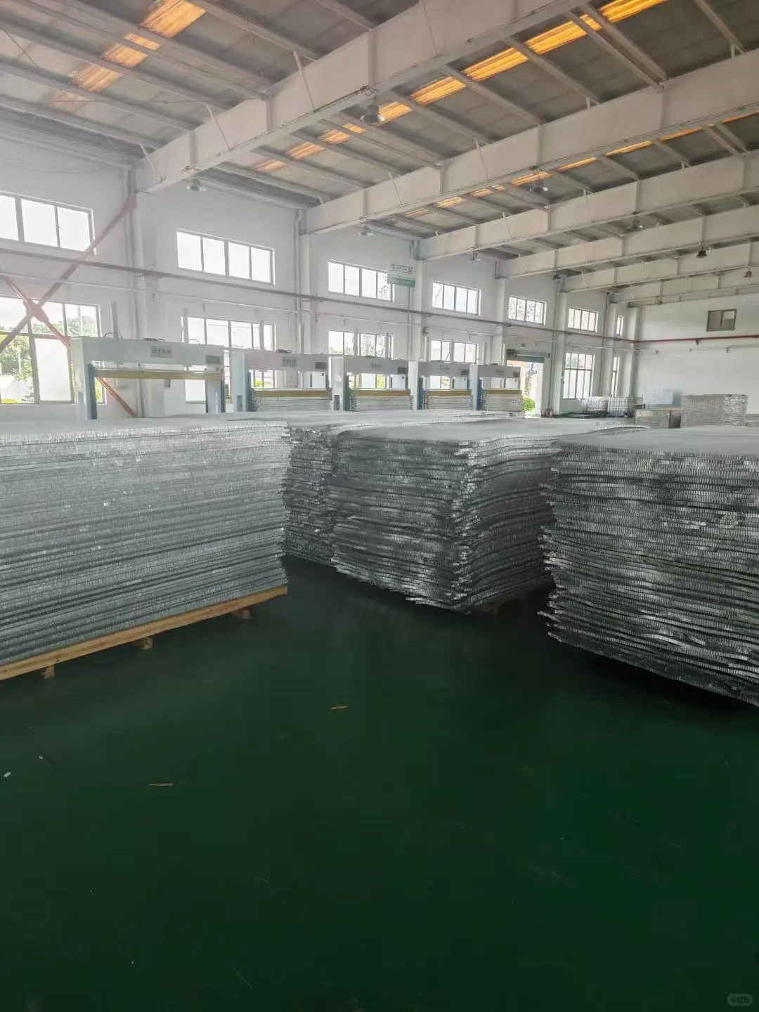 全铝蜂窝板生产中。。。