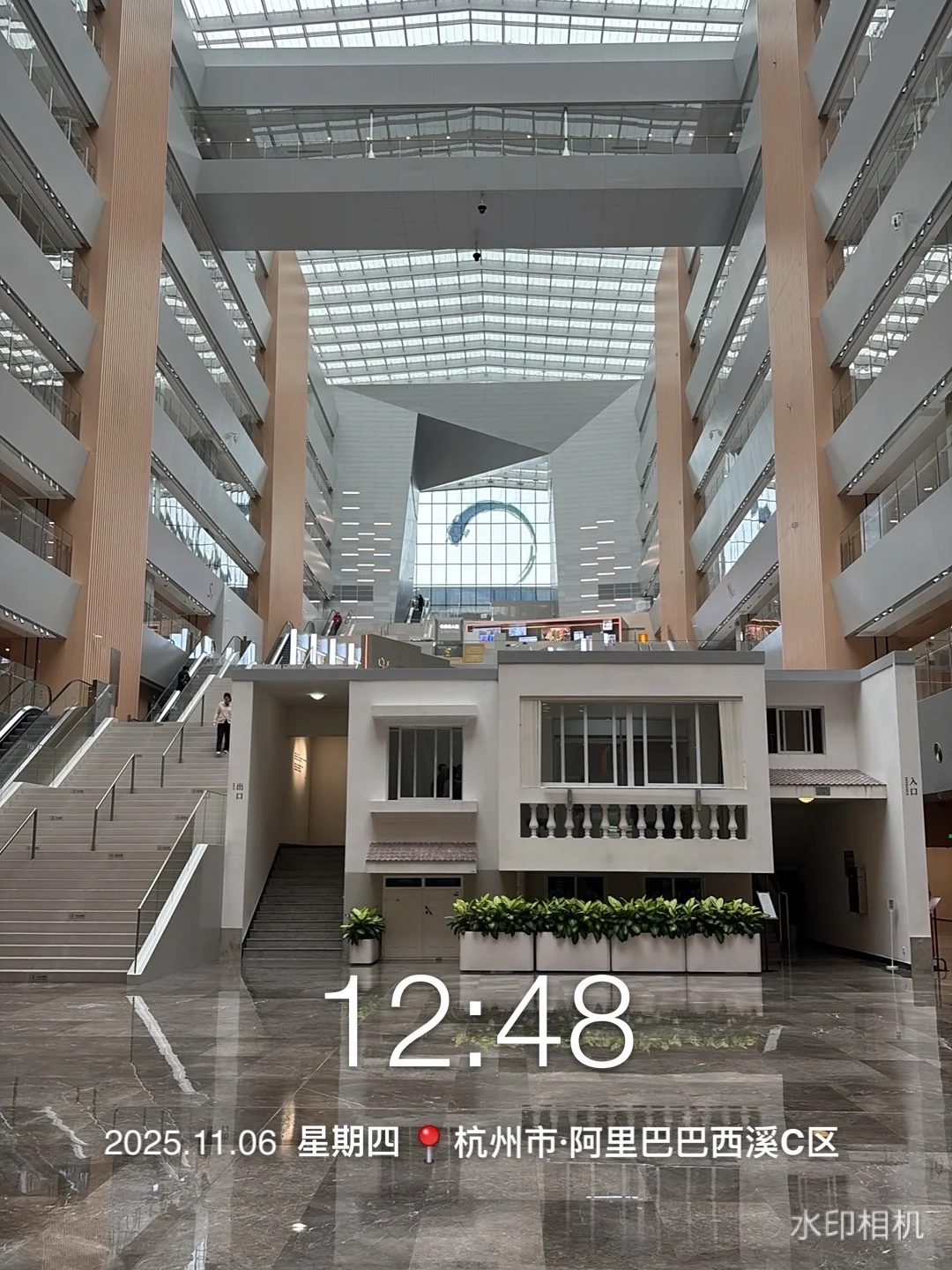 老外用车理想MEGA接送,太给国货长脸了