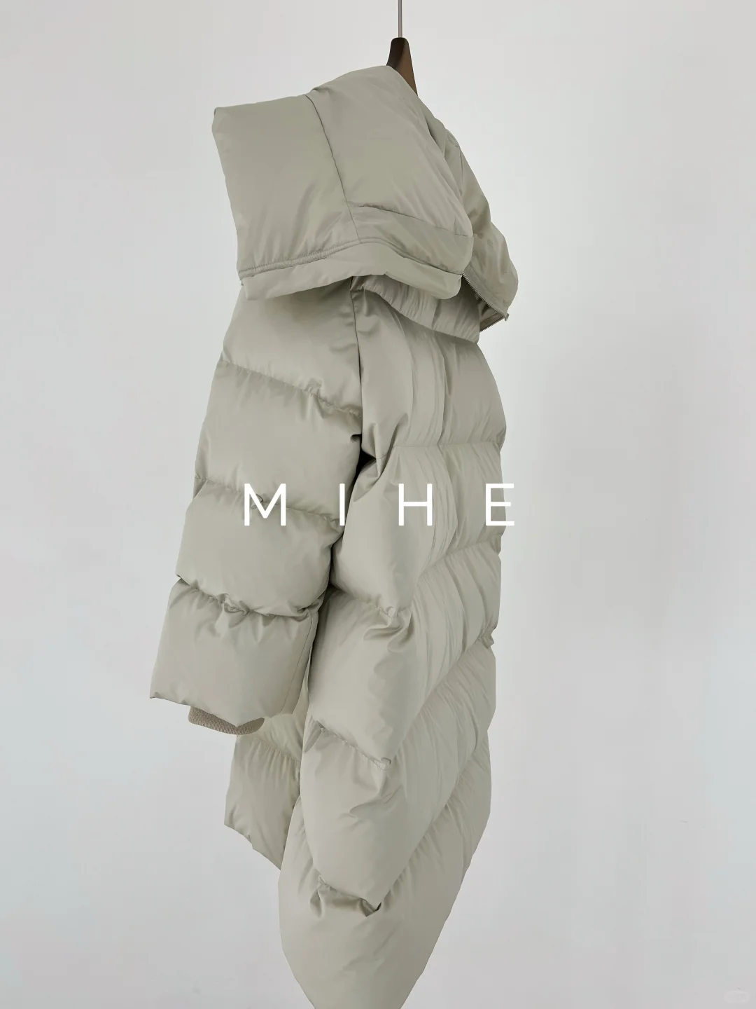 “清冷感拿捏住了，手工制作的绝美鹅绒服