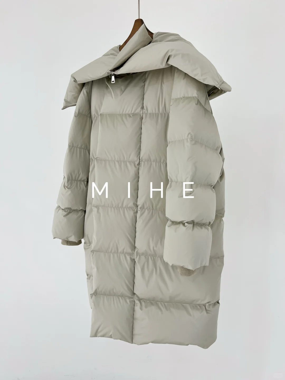 “清冷感拿捏住了，手工制作的绝美鹅绒服