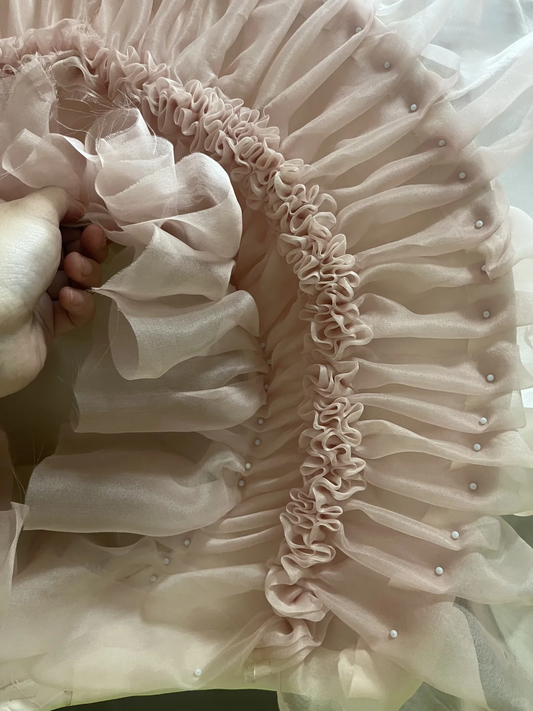 手工抽褶加捏褶吗？有点意思