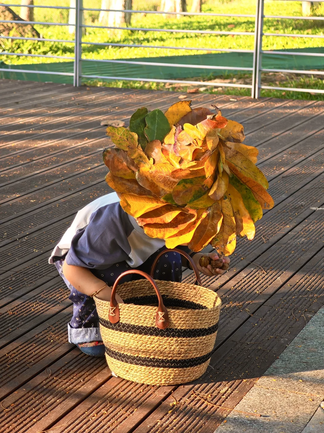 2岁创意手工｜用落叶做一顶属于秋天的手工帽