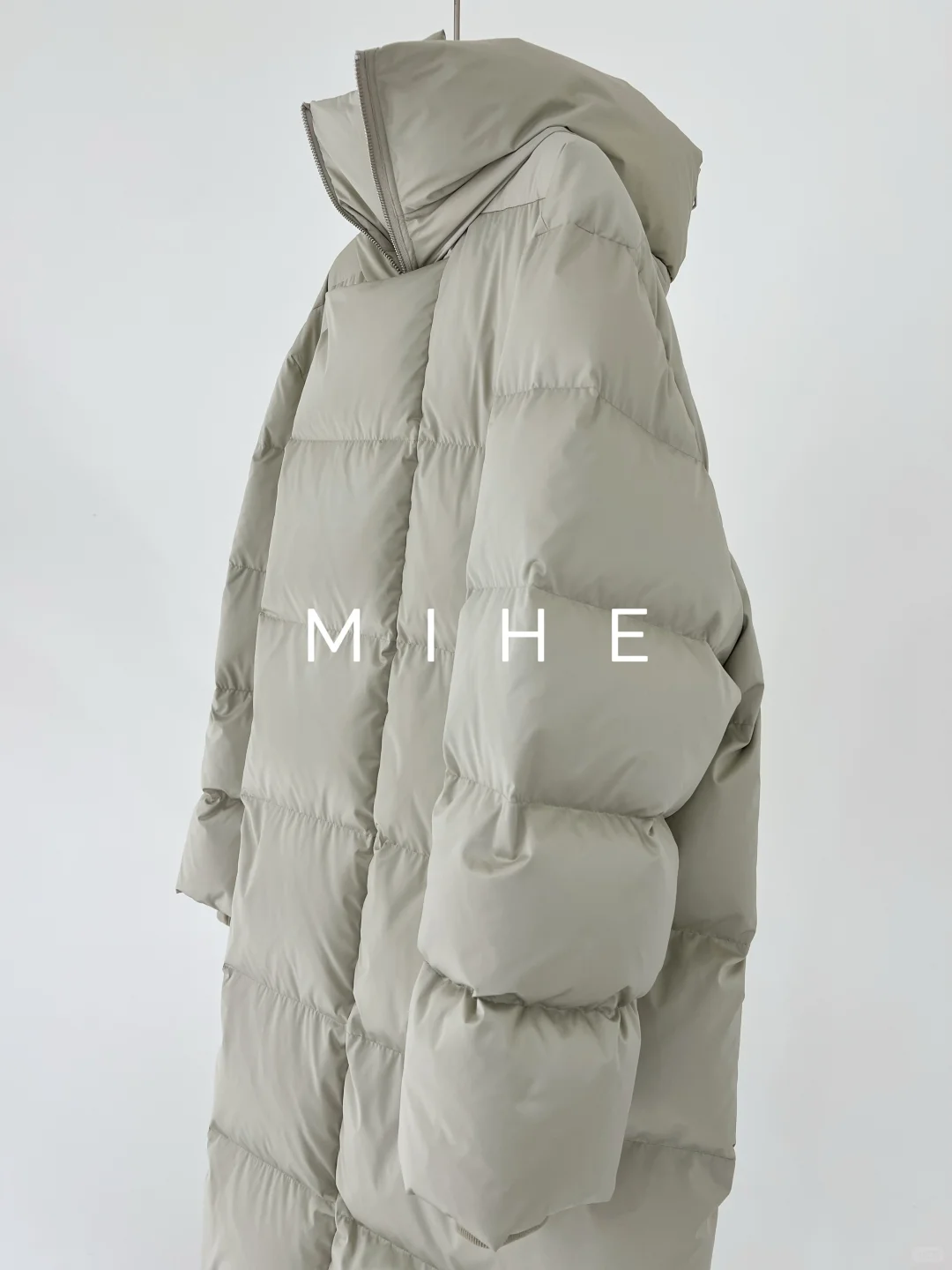 “清冷感拿捏住了，手工制作的绝美鹅绒服