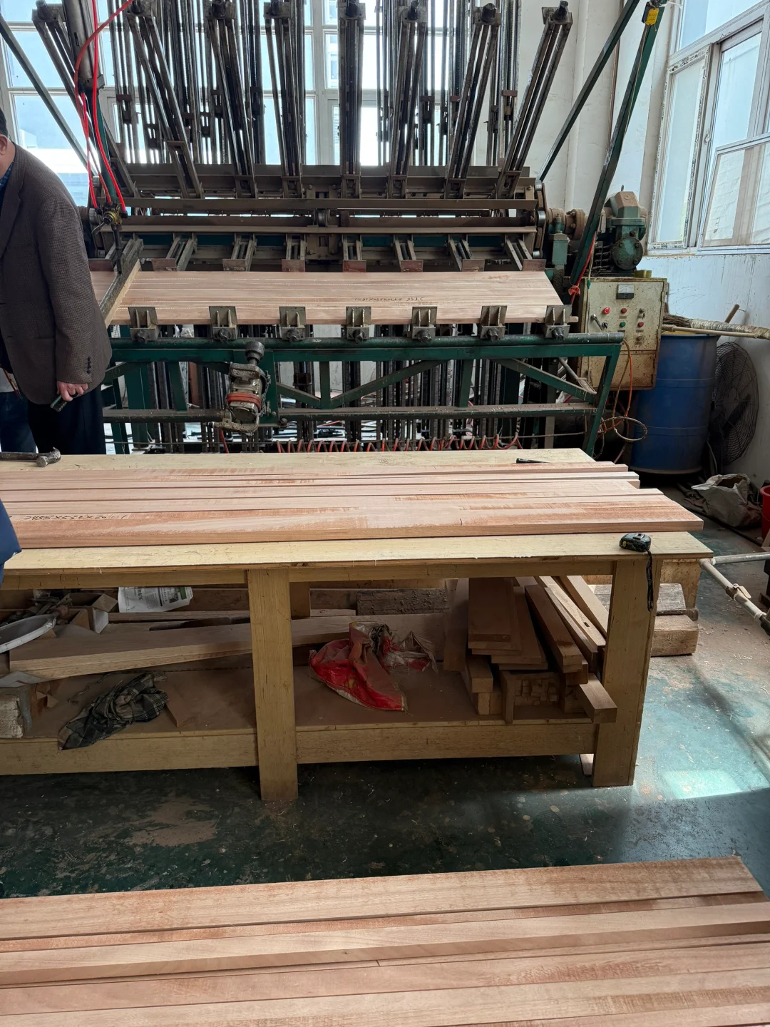 今天去了一家实木家具工厂～