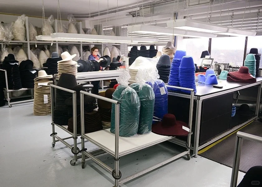 你可能不知道的帽子冷知识——羊毛毡的制作