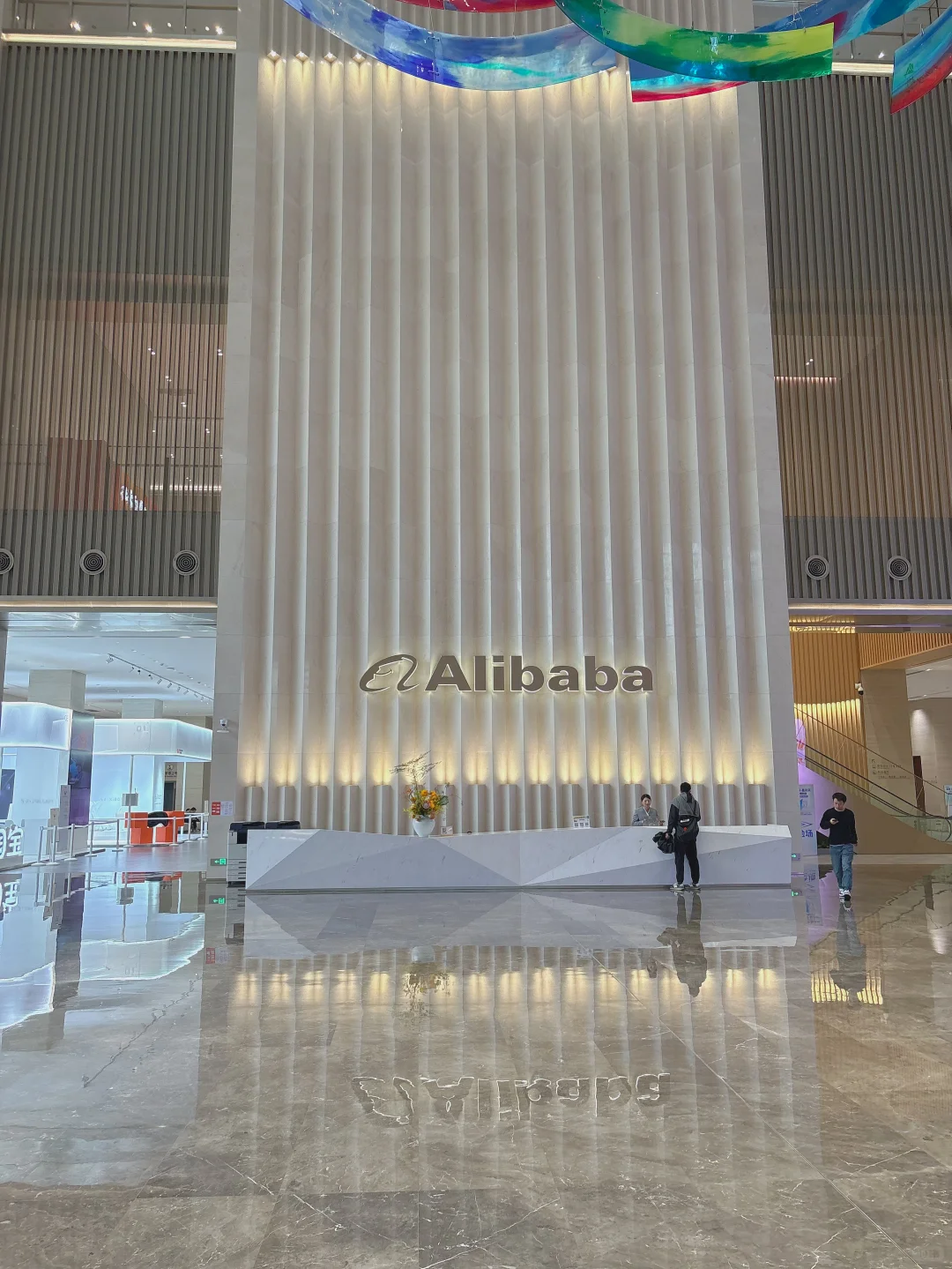 老外用车理想MEGA接送,太给国货长脸了