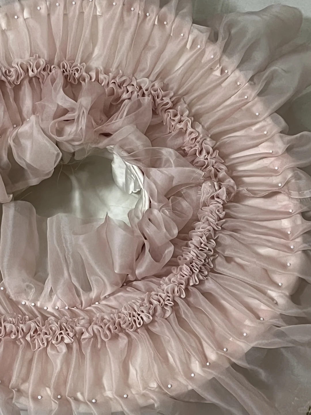 手工抽褶加捏褶吗？有点意思