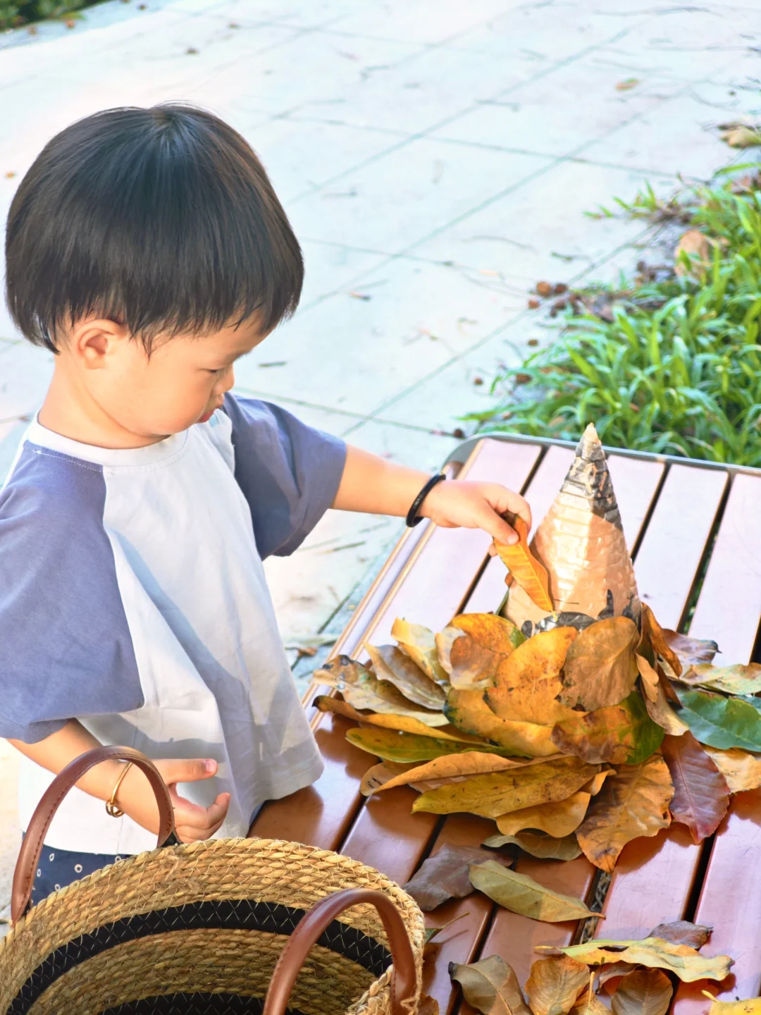 2岁创意手工｜用落叶做一顶属于秋天的手工帽