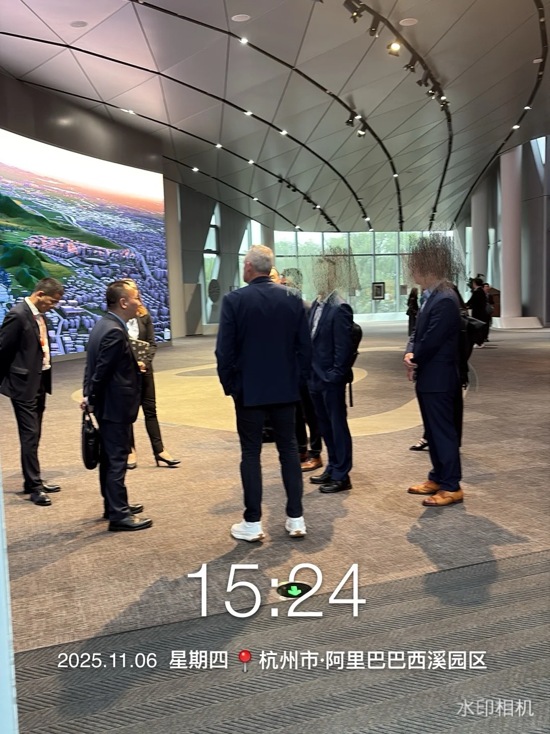 老外用车理想MEGA接送,太给国货长脸了