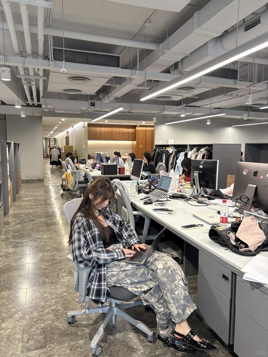 有精致衣服不穿，说明生存环境和衣服不匹配