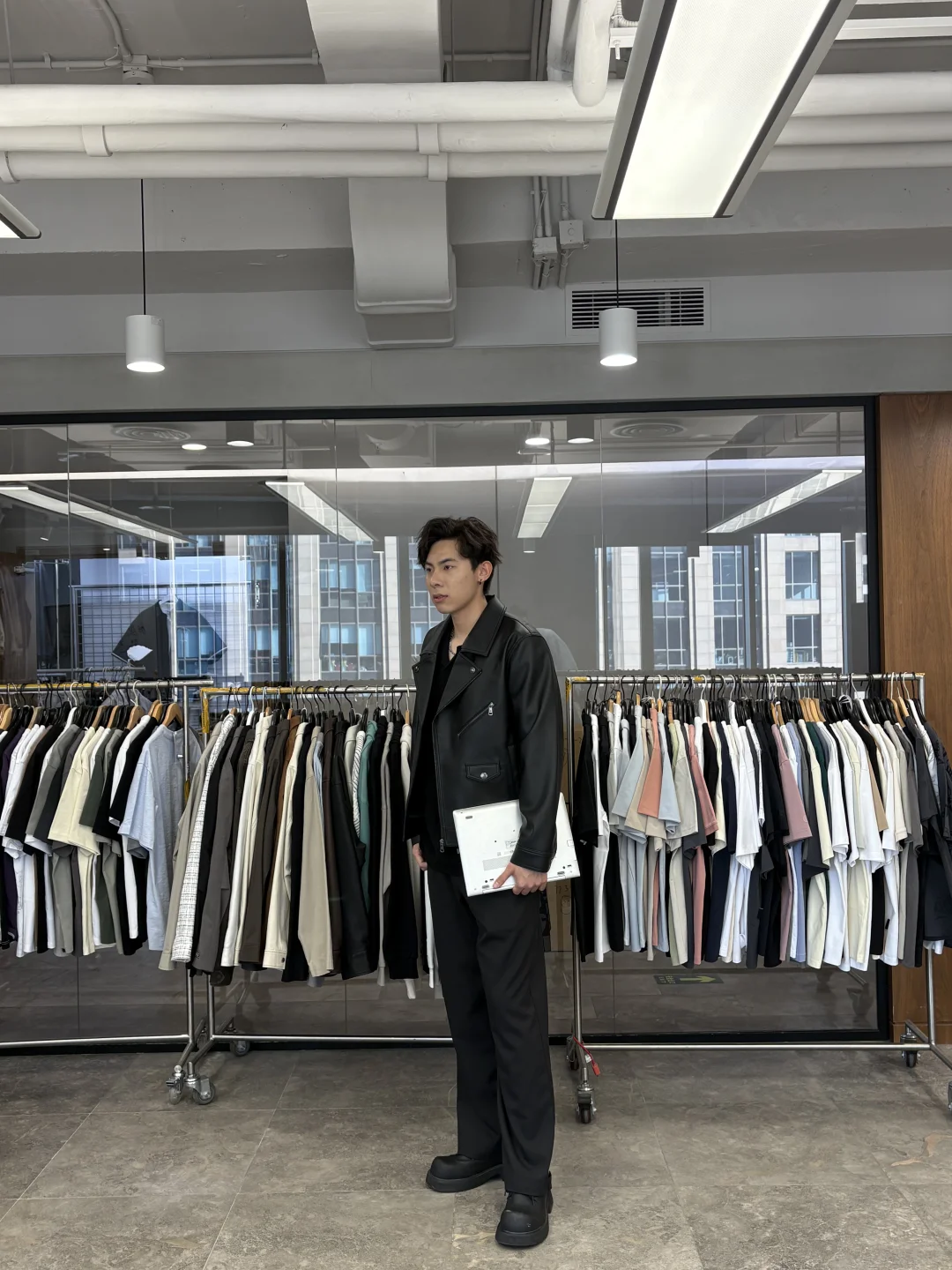 有精致衣服不穿，说明生存环境和衣服不匹配