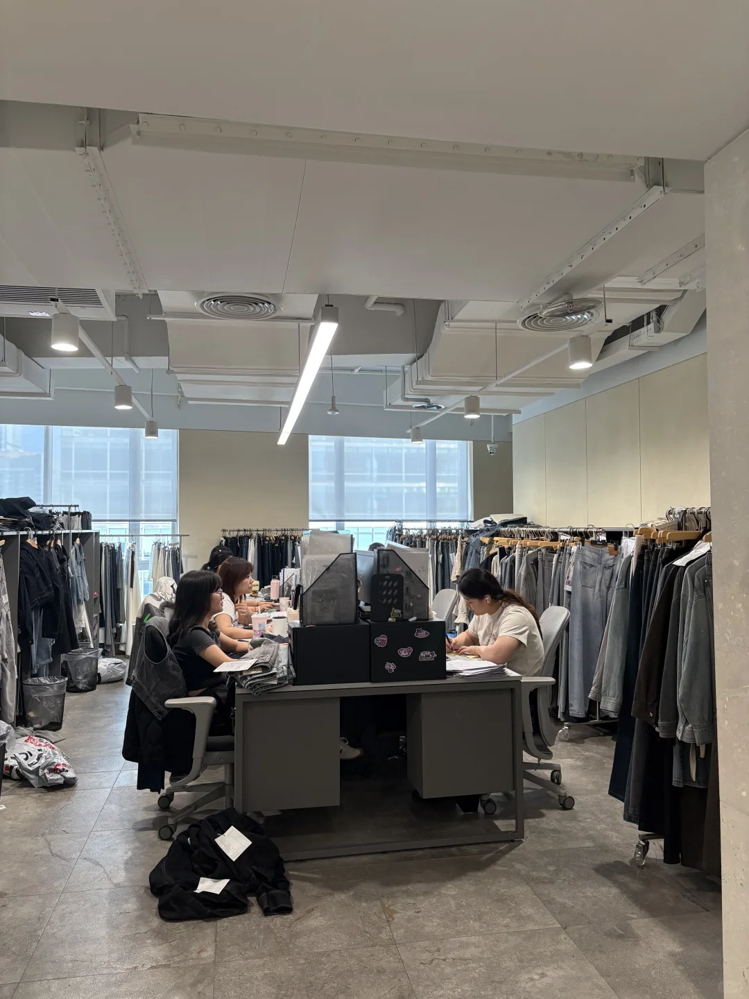 有精致衣服不穿，说明生存环境和衣服不匹配