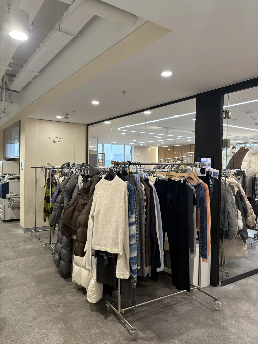 有精致衣服不穿，说明生存环境和衣服不匹配