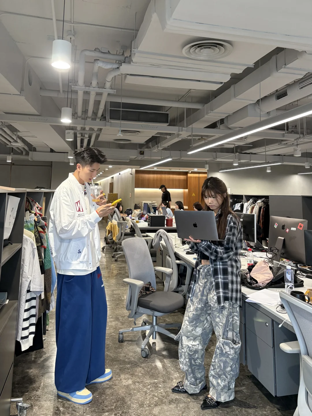 有精致衣服不穿，说明生存环境和衣服不匹配