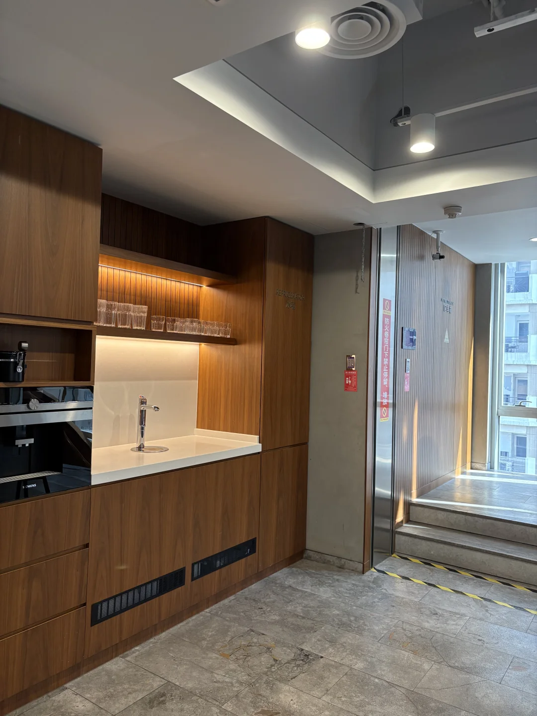 有精致衣服不穿，说明生存环境和衣服不匹配