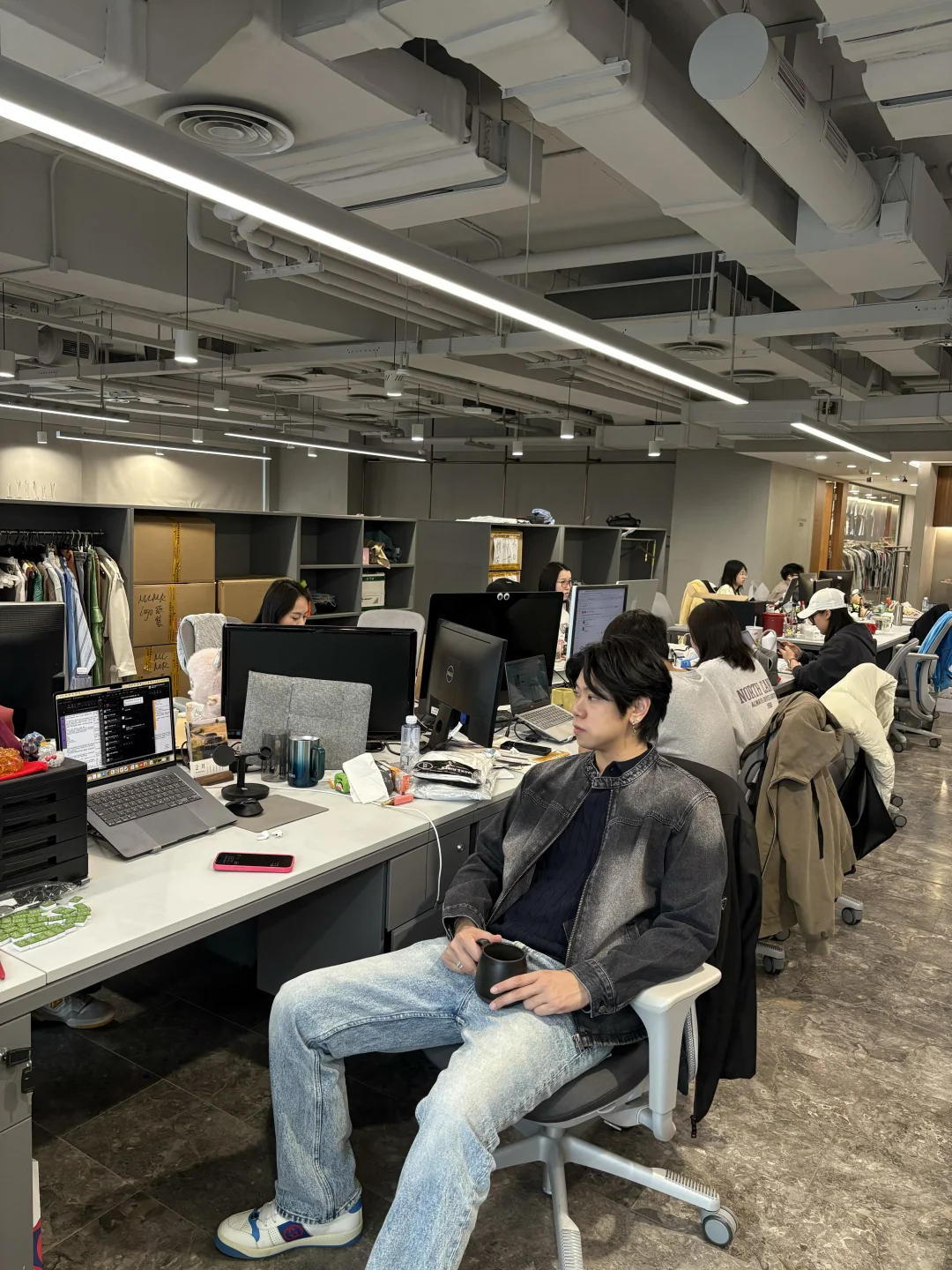 有精致衣服不穿，说明生存环境和衣服不匹配