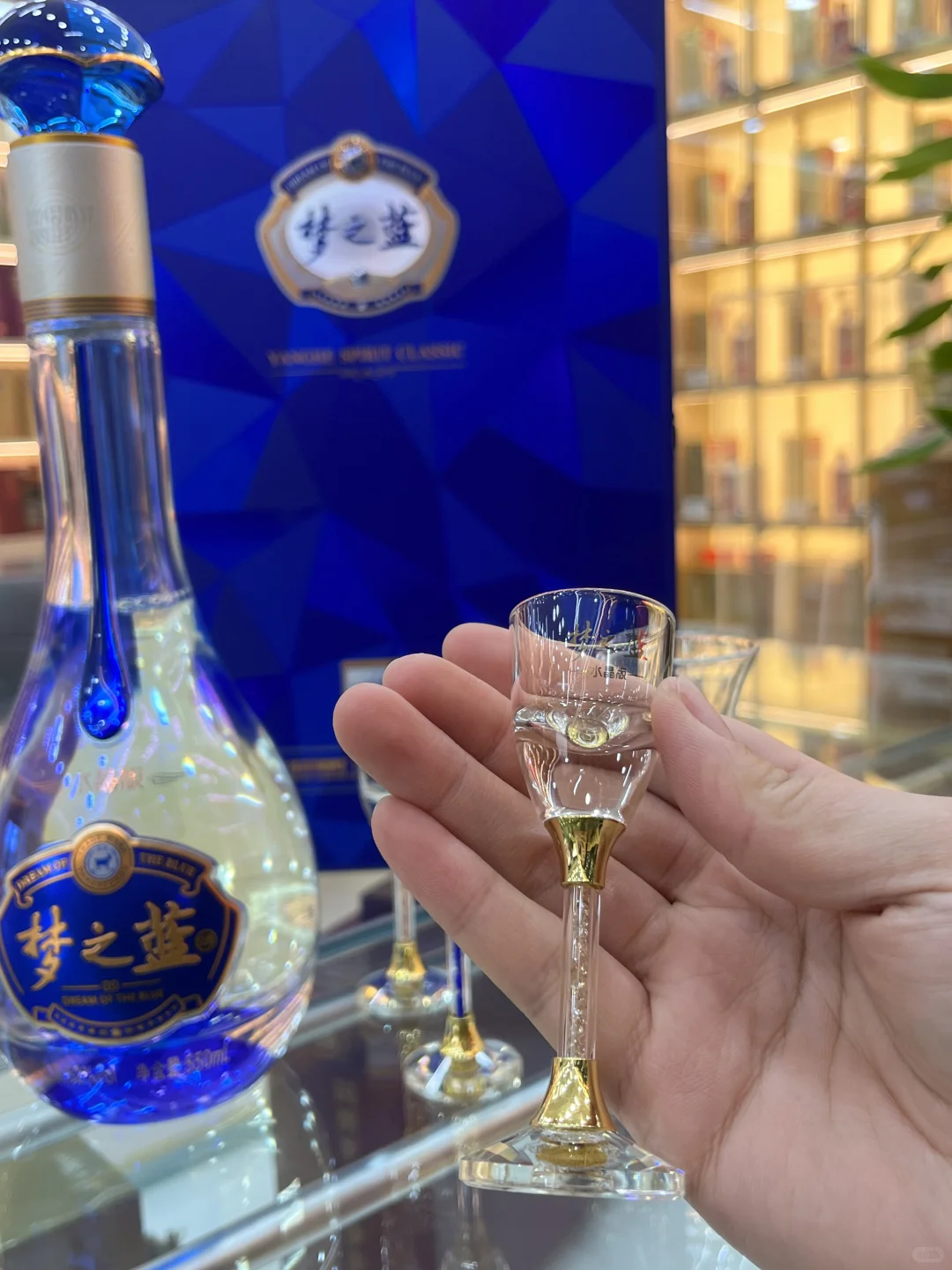 买酒也得看颜值 水晶版洋河礼盒