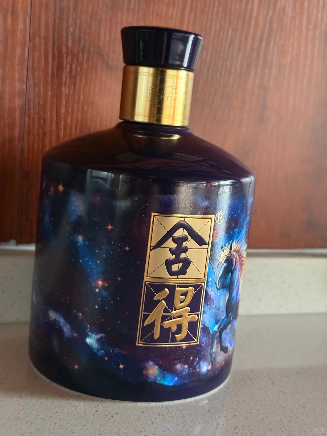 54 度舍得马年生肖酒太绝了！瓶身烫金骏马寓