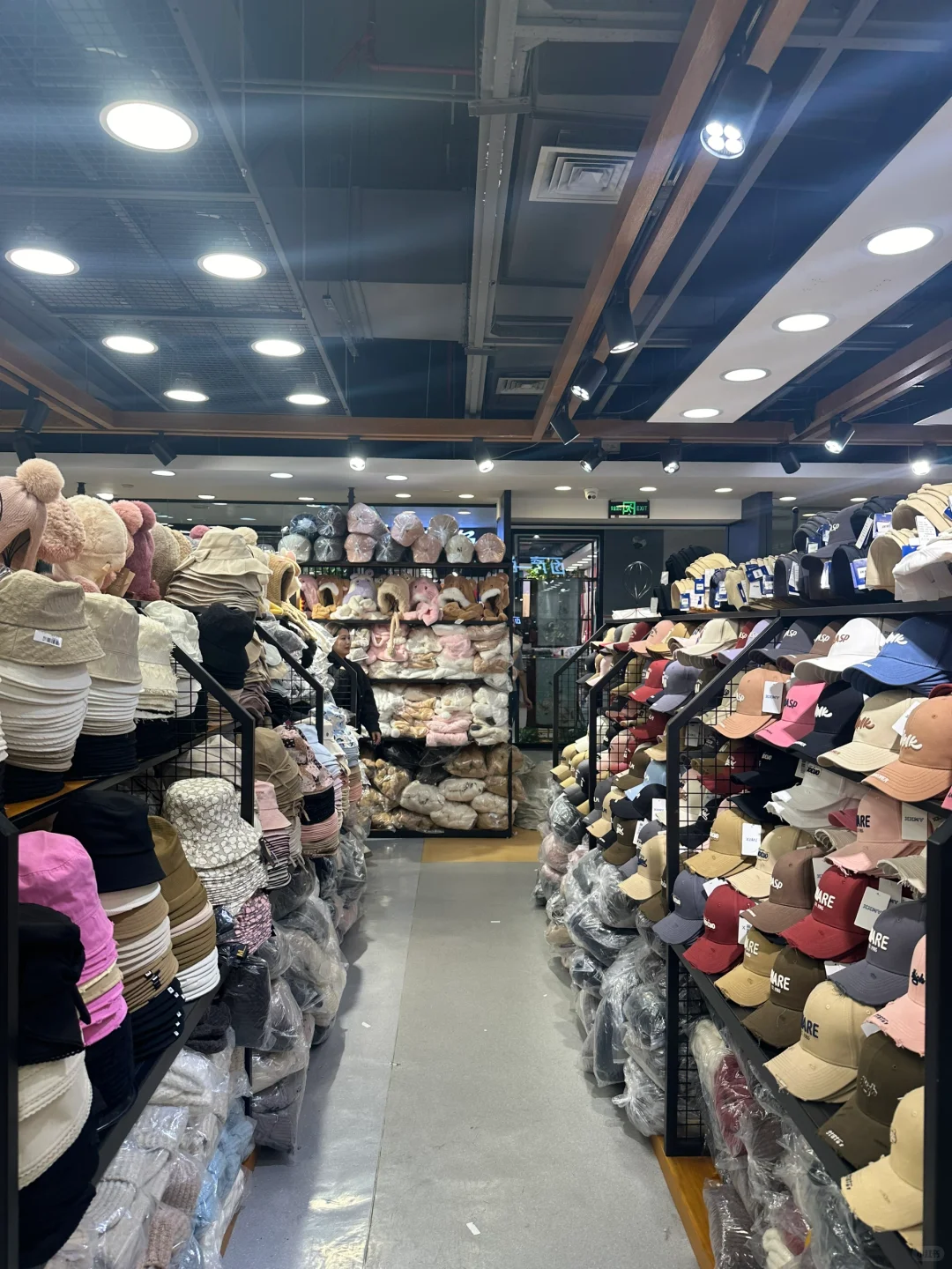 京城“小义乌”——百荣世贸商城，帽子种类丰富