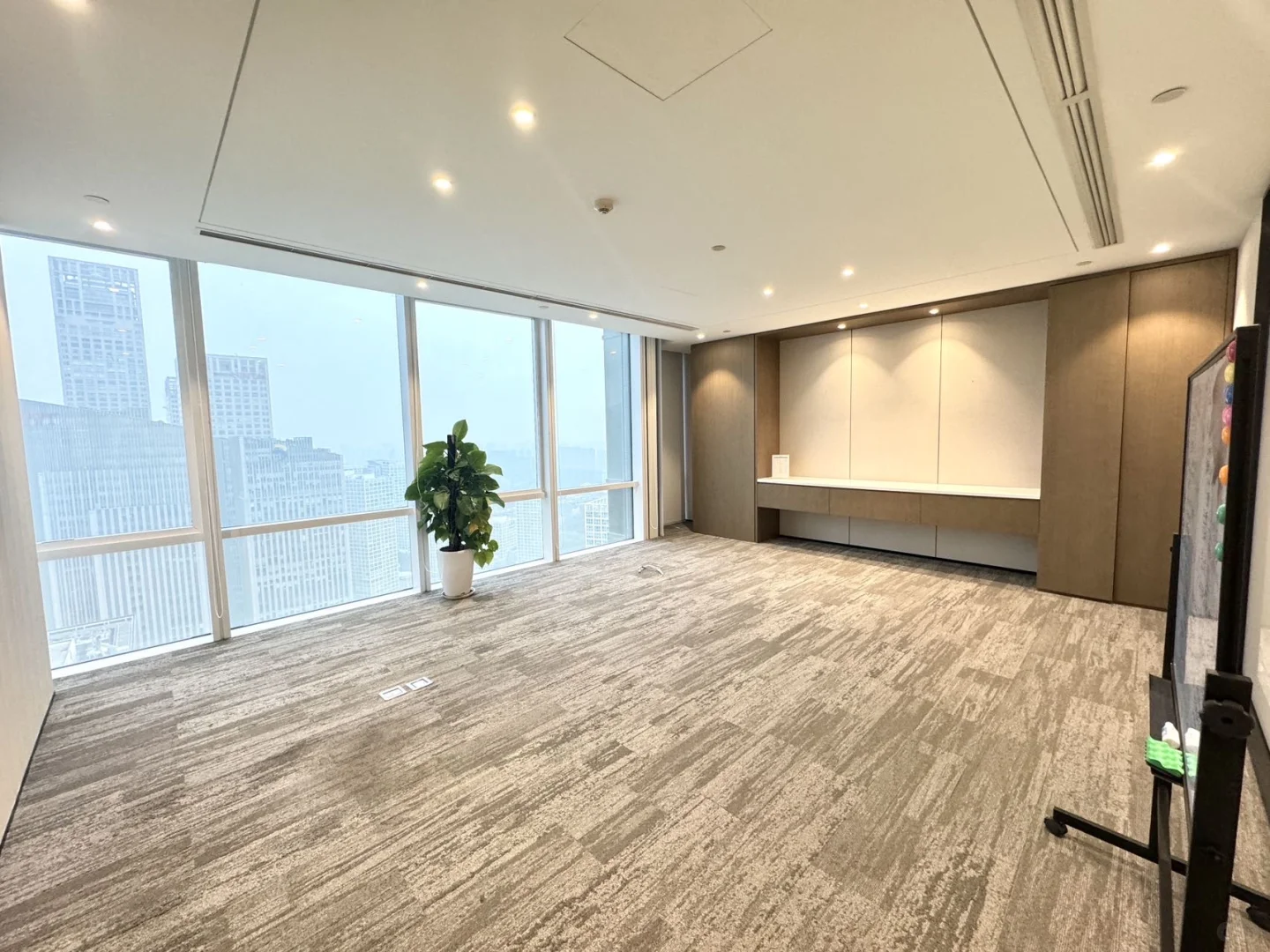 IFC 招财双面采光 谁租谁上市