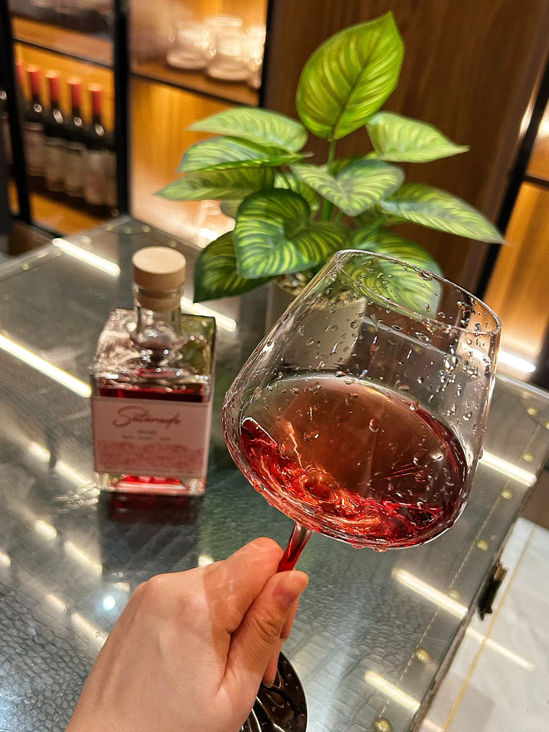 第一次喝玫瑰半甜晚收，我愿称之为女神酒！