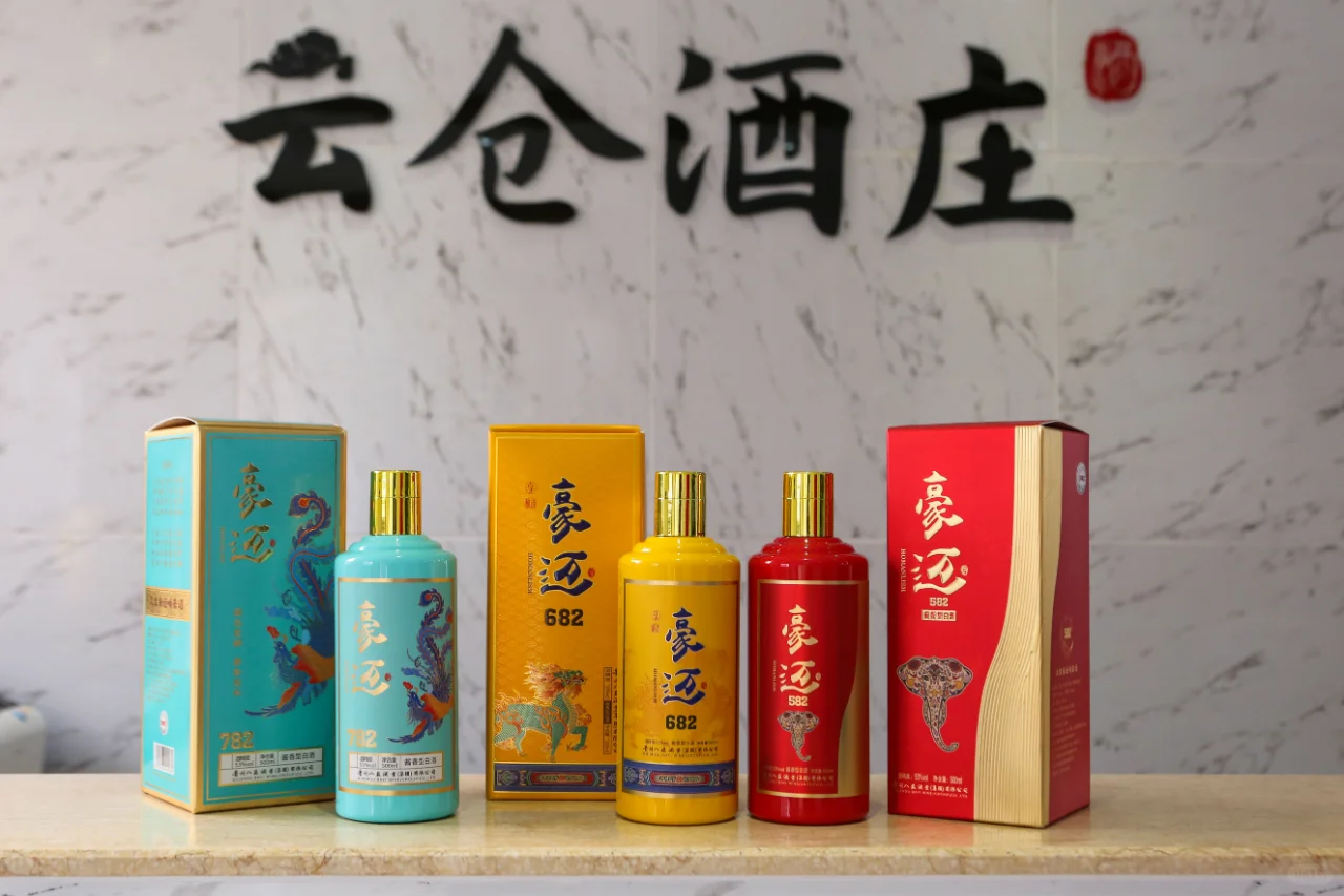 云仓酒庄豪迈白酒固态发酵气味香馥醇厚甘冽