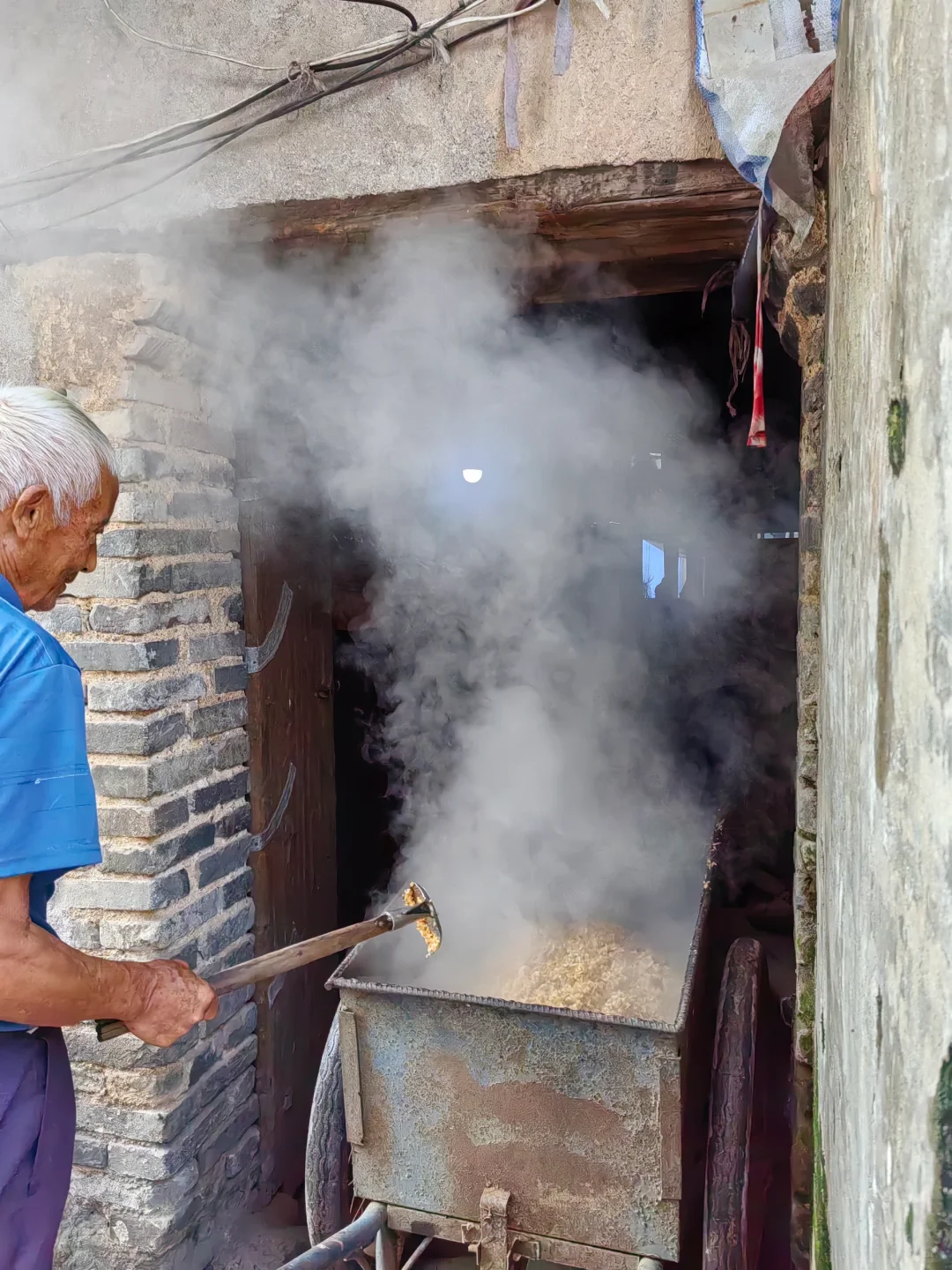 第一次全过程记录家乡的天然手工酿造高粱酒
