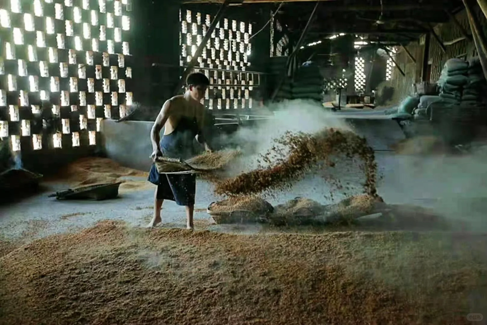 纯粮固态酿造，百年传承好酒。